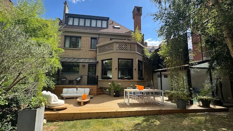 Popular Airbnb listing: Small cozy house for 8 people with garden & garage in Vauban Esquermes