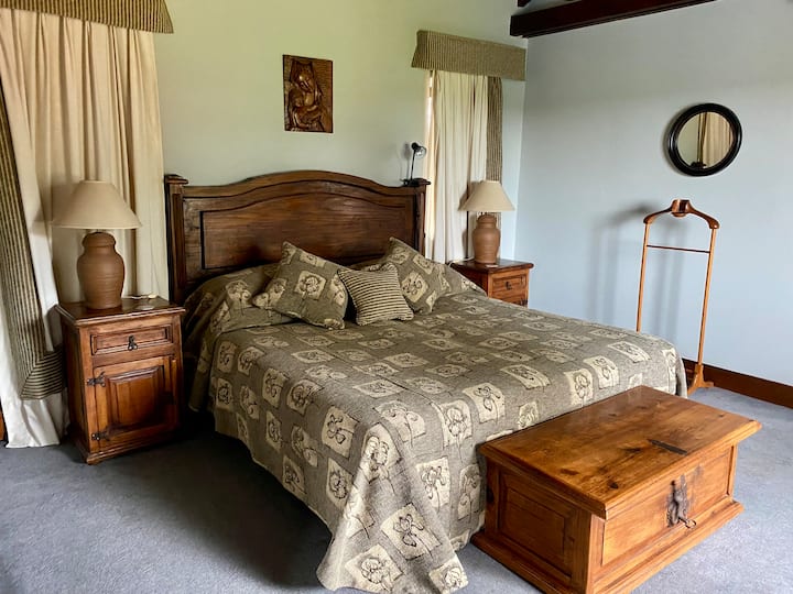 ห้องนอนใหญ่ในตัว (พร้อมฝักบัวและจากุซซี่) พร้อมโต๊ะทำงานเตียงโซฟา (2 คน) และเตาฟืน/ห้องนอนใหญ่