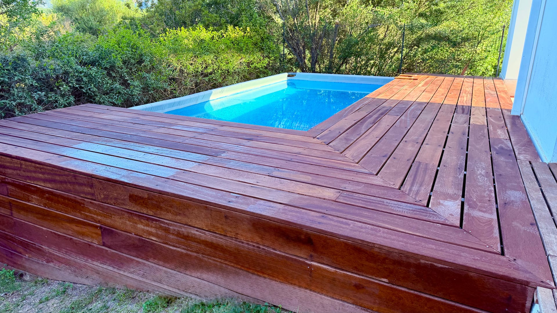Pool und Terrassenbereich