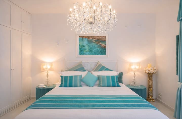 Suite exclusiva con una cama tamaño king de hierro forjado hecha a mano (200x210 cm), enriquecida con telas originales hechas a mano de Missoni. La elegancia se completa con un antiguo candelabro de cristal del siglo XIX y una pintura que combina con los colores de la habitación.
