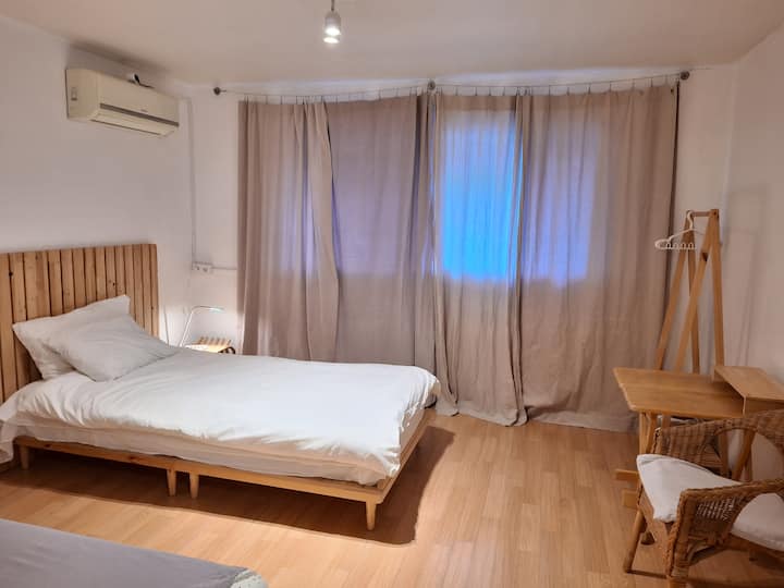 [Двойна или единична спалня – A]
Стая А е за двама души. 
3,8 м x 3,6 м

В тази стая има маса, стол, стойка, климатик, рафт за дрехи, рафт, сешоар, хавлия, овлажнител и 100% органичен памучен плат. Всяка стая е свързана с високоскоростен гигабитен Wi-Fi.
