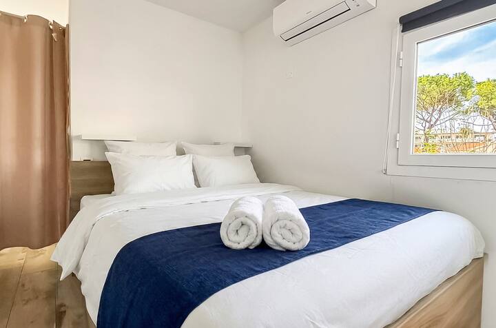 En sand oase af komfort med queen size-senge med hotelkvalitet. Individuel aircondition sikrer kølige, fredelige nætter efter dine dage ved havet.