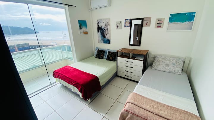 วิวทะเลด้านข้าง เตียงคู่เกือบจะอยู่ด้านหน้า เตียงเดี่ยวพร้อมที่นอนเสริม Ar Roupa de Cama e Mantas และห้องน้ำที่ 2