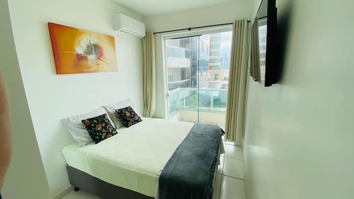 วิวทะเลด้านข้าง เกือบด้านหน้า บาลาดา เตียงคู่ Ar  Roupa de Cama e Mantas,  ด้านข้าง  ห้องน้ำ