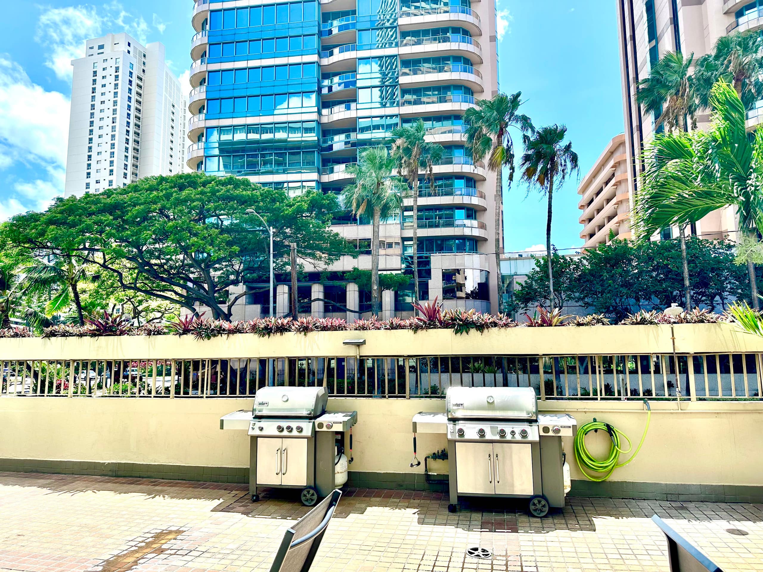 Condo in Honolulu · ★4.75 · 2 bedrooms · 3 beds · 1 private bath - Image 42