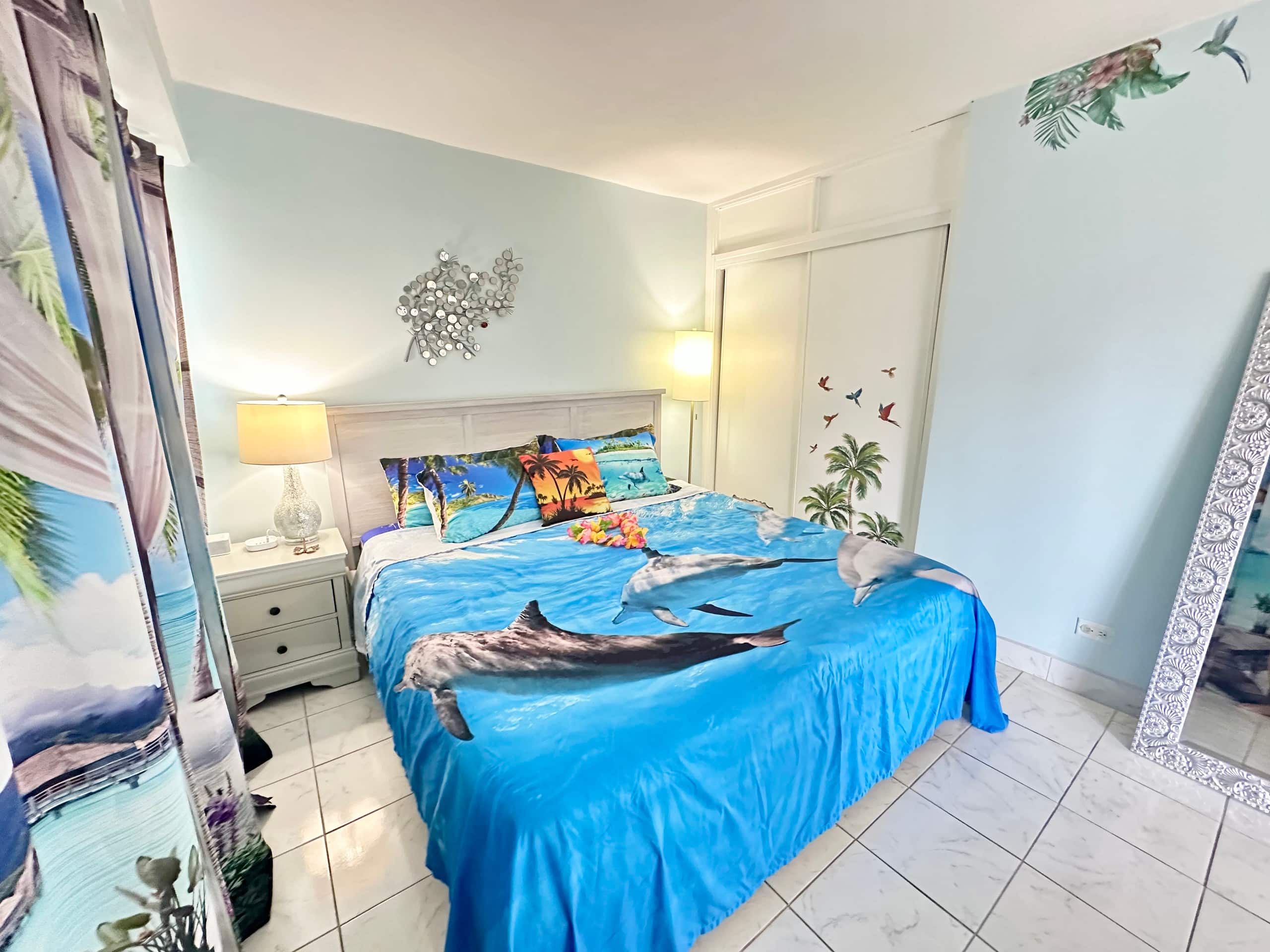 Condo in Honolulu · ★4.75 · 2 bedrooms · 3 beds · 1 private bath - Image 2