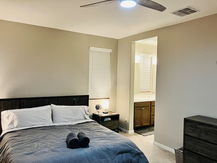 حمام كبير مع أحواضه وغرفة مرحاض وخزانة ملابس