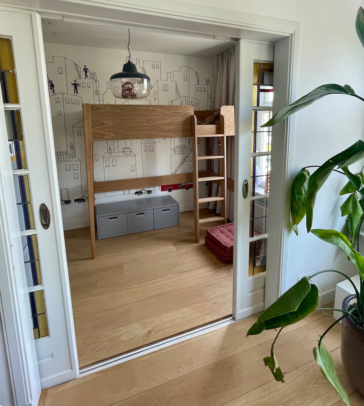 Საძინებელი 2 
მაღალი საწოლი ( 60 კილოგრამამდე ტევადობის) 

Ლუქს-კლასის გასაბერი ლეიბის დაყენების შესაძლებლობა მოთხოვნისამებრ. 