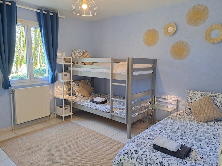 Chambre triple  avec deux lits superposés + un lit simple, en 90x190, spacieuse et bien isolée - confort été comme hiver- idéal enfants