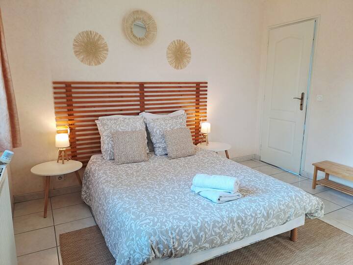 Chambre lit double 140x190 literie confortable