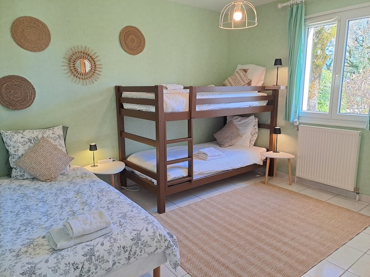 Chambre triple avec un lit simple et deux lits superposés 90x190 - espace calme et nature - idéale enfants
