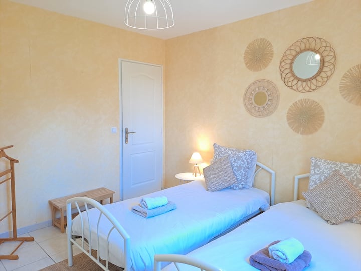 Chambre twin deux lits en 90x190 vue sur le jardin, avec placard