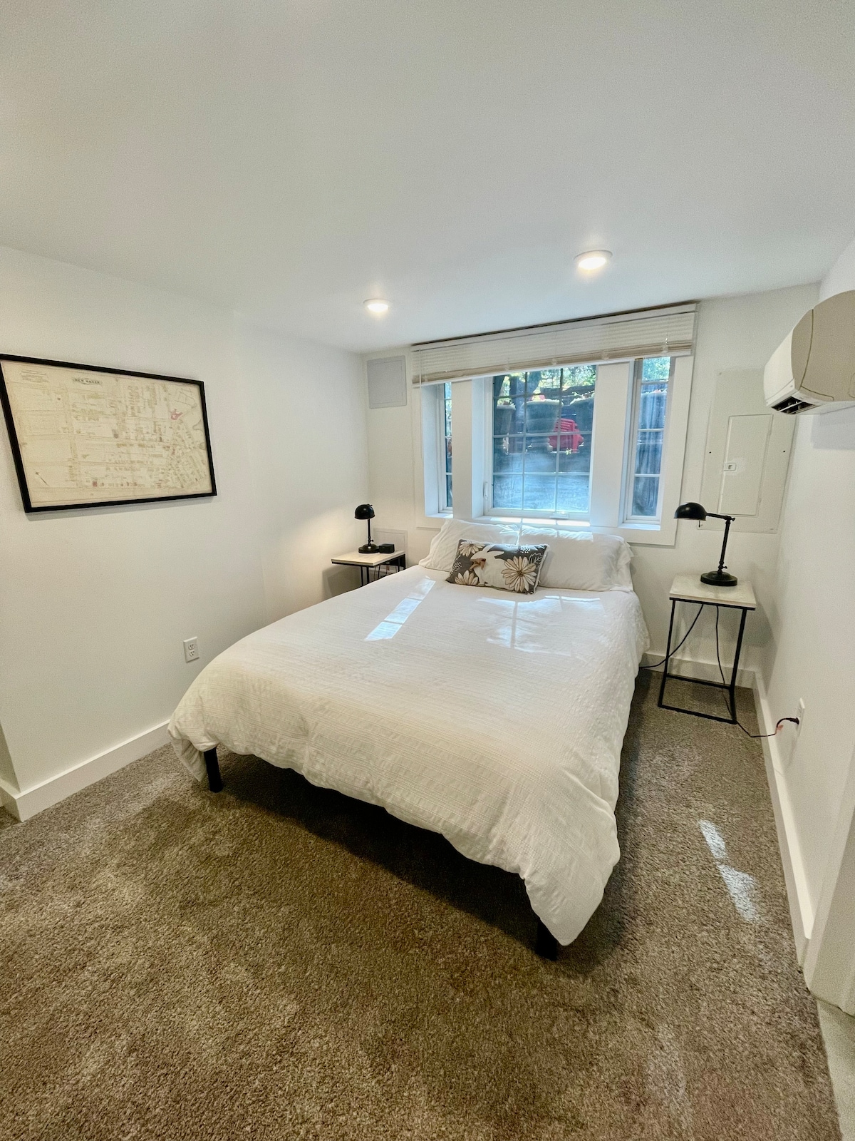 Dormitorio con cama tamaño queen y baño privado. 