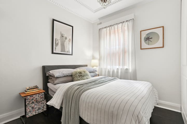 配備雙人床和小型內置衣櫃的睡房