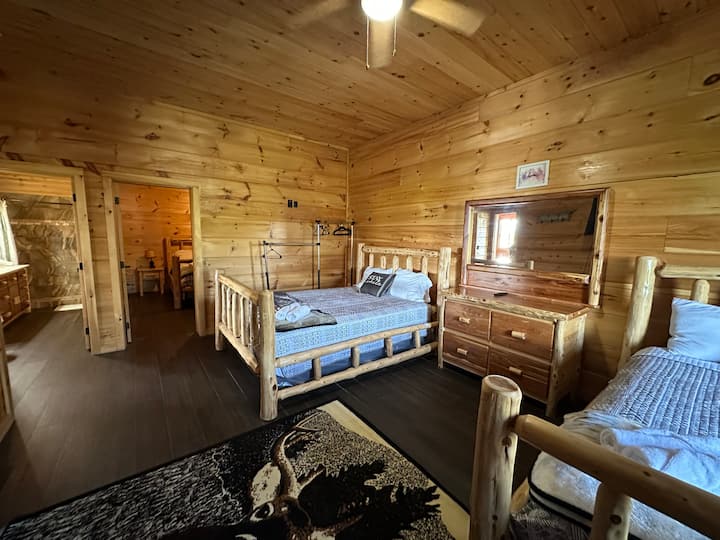 Dormitorio en el sótano adjunto a la habitación con cama tamaño king y baño