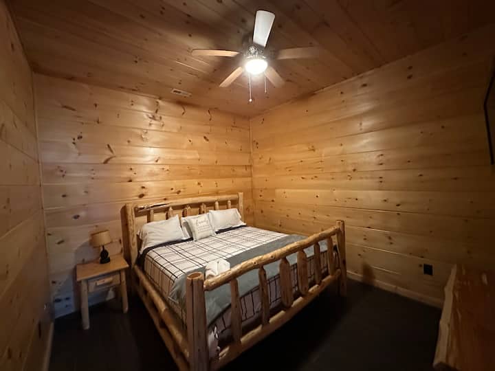 Dormitorio adjunto al dormitorio con 2 camas tamaño queen en el sótano