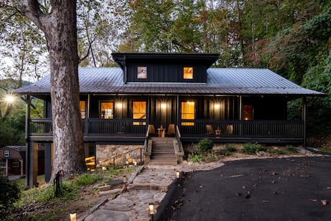 Walk to Downtown Pool Hot Tub, One of a Kind Lodge