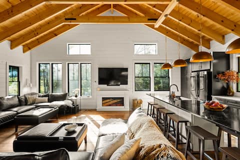 Luxury Cabin/Hot Tub & Heated Pool/Walk Downtown