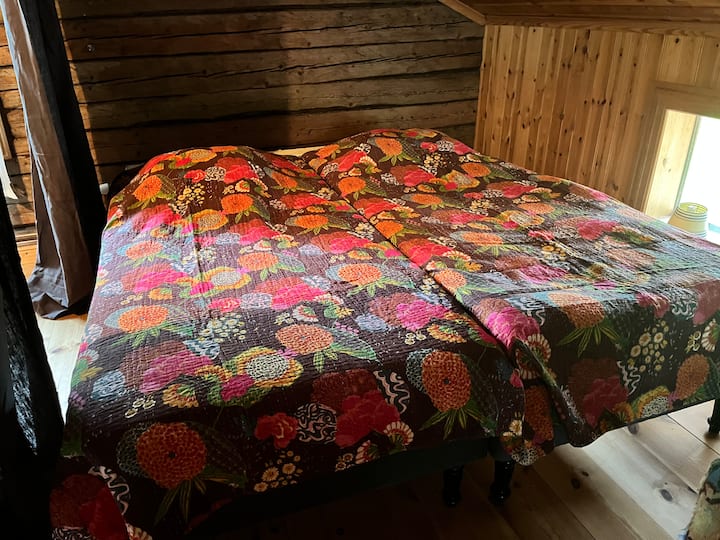 Sehemu ya kulala katika chumba cha televisheni kwenye ghorofa ya pili. Imetenganishwa na pazia. 