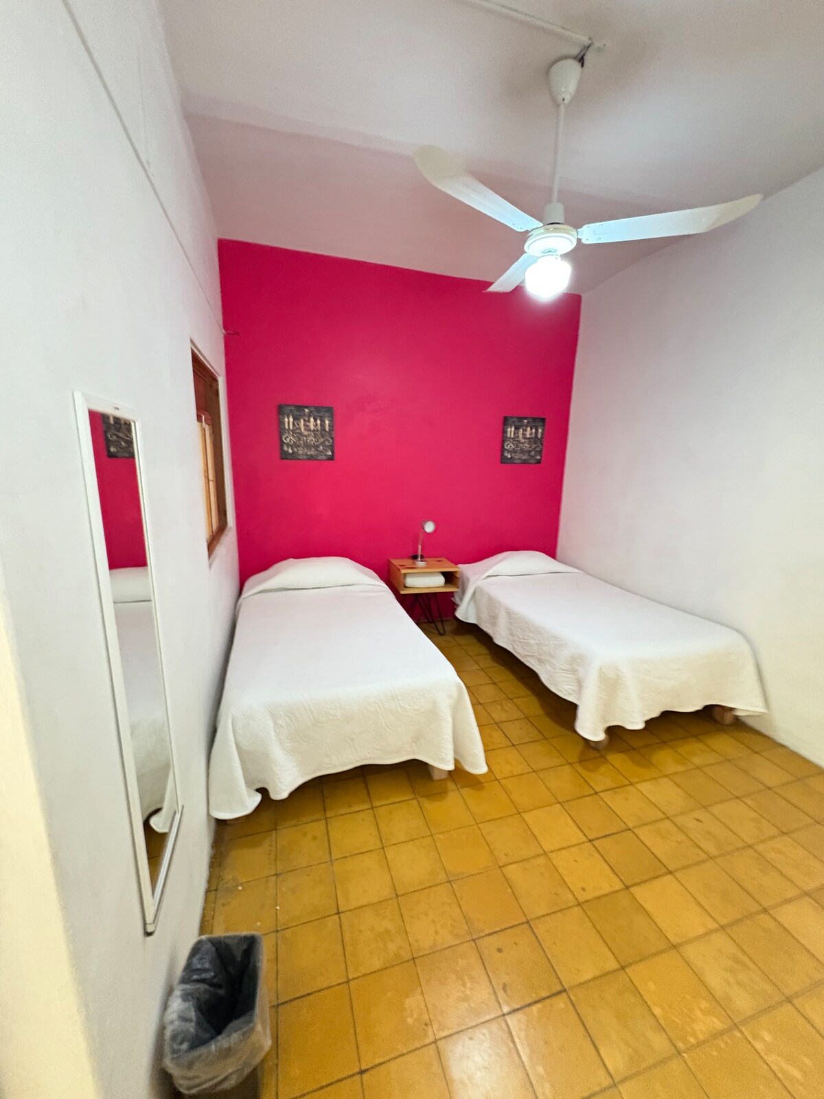 חדר אורחים עם מאוורר ושני חדרי שינה 