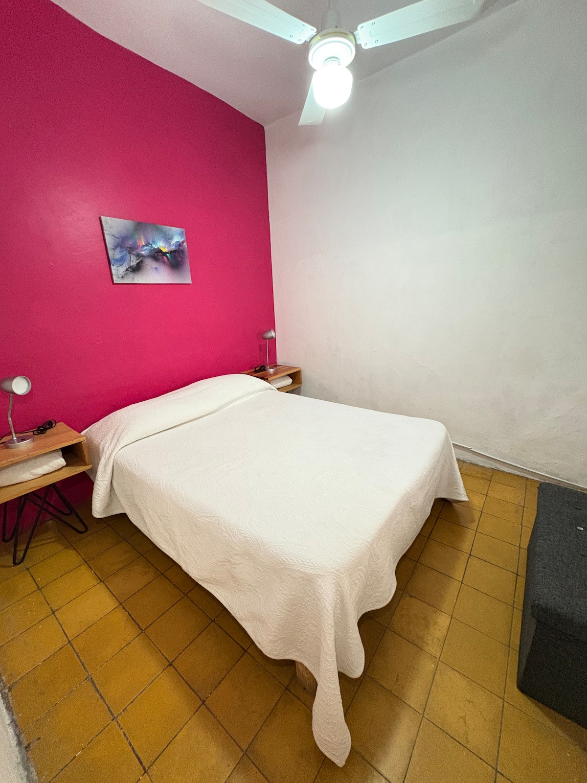 חדר שינה עם מיטה זוגית 