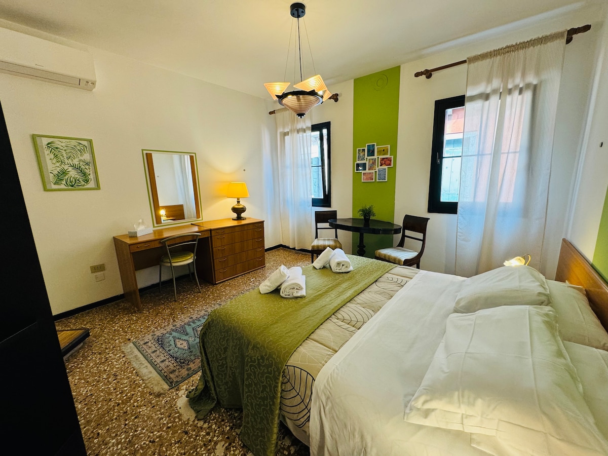 Spálňa s manželskou posteľou 