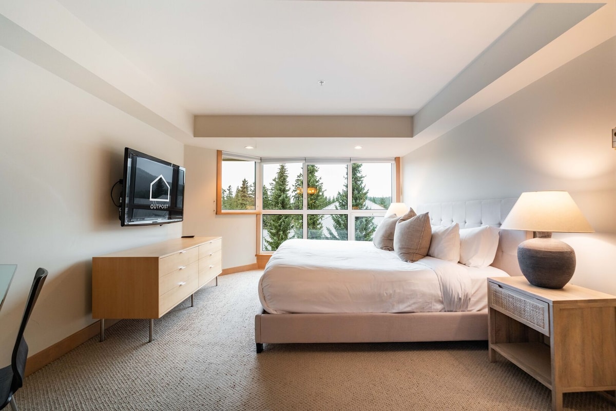 Dormitorio principal: cama tamaño king, baño privado, vistas a la montaña y al bosque.