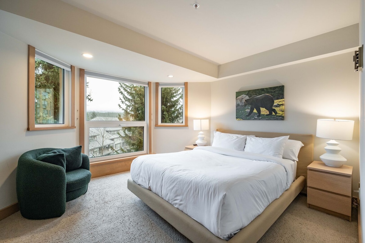 Segundo dormitorio: cama tamaño queen, vistas a la montaña y al bosque.