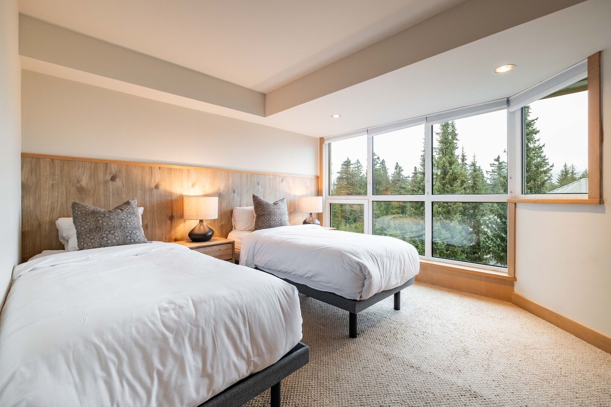 Tercer dormitorio: dos camas individuales (opción tamaño king), vistas a la montaña y al bosque