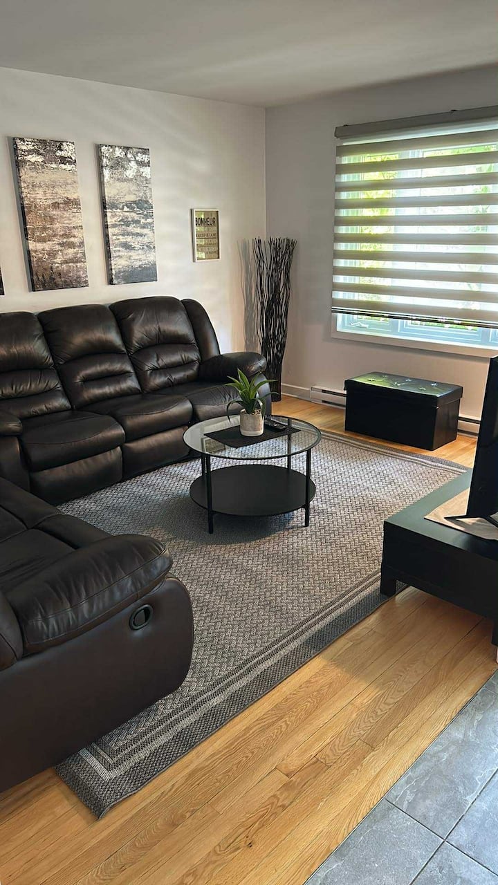 New Kitchen! Private Pool! 6 Beds! 2.5 Bathrooms! - Boucherville