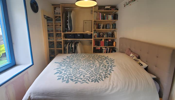 سرير 160 سم، خزانة ملابس متاحة. نافذتان تطلان على الحديقة:)