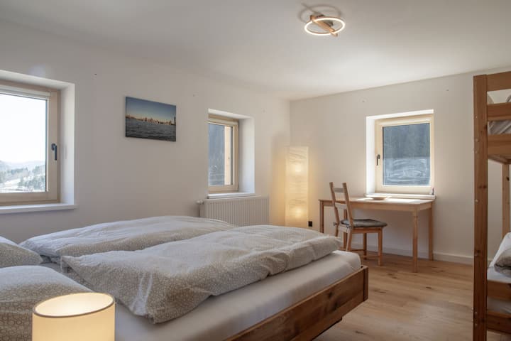 Waldseitiges Schlafzimmer im 1. Stock mit 1.60 m breitem Doppelbett. | Forest-facing bedroom on the 1st floor with 1.60 m wide double bed.