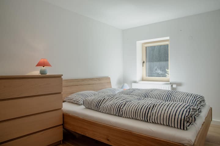 Wiesenseitiges Schlafzimmer im 1. Stock mit 1.60 m breitem Doppelbett. | Meadow-facing bedroom on the 1st floor with 1.60 m wide double bed.