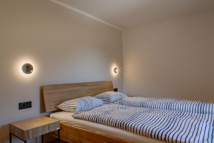 Alle sechs Schlafzimmer sind mit massiven Doppelbetten und Parkettböden aus Wildeiche ausgestattet. | All six bedrooms are equipped with solid double beds and wild oak parquet floors.