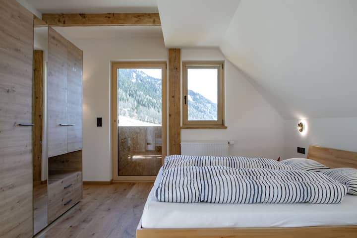 Großes Penthouse Schlafzimmer mit 1.80 m breitem Doppelbett und Stockbett. | Large penthouse bedroom with 1.80 m wide double bed and bunk bed.
