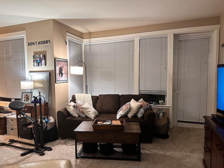 Kochi linatoka kwenda kwenye kitanda cha ukubwa wa malkia chenye godoro nene sana, lenye starehe. 