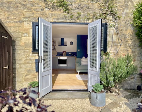 7 The Mews, Holt nr. Bath. EV charger & parking