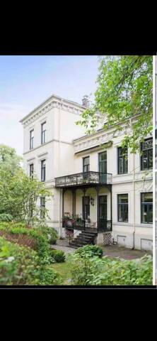 Exclusive historic big 150m2 parkfront in the city