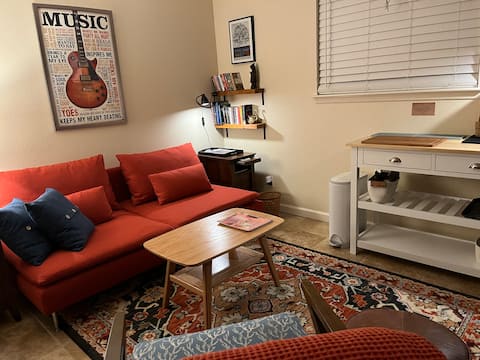 Top performing Airbnb: Cozy gem, close to iconic eateries, greenbelt & DT in Austin