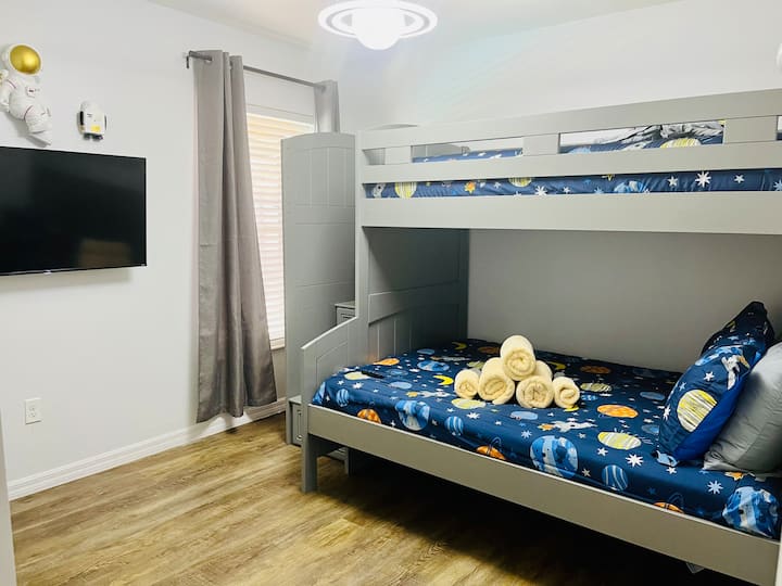 双层双层床，配备双人床 