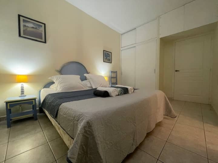 ห้องนอนพร้อมเตียงขนาด 160x200 ซม. พร้อมโต๊ะข้างเตียงและโคมไฟพร้อมตู้เสื้อผ้า 