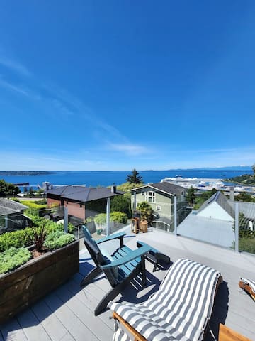 Spacious Modern City Home+Views+Hot tub+Parking