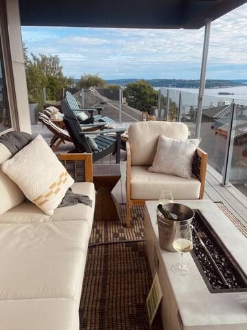 Spacious Modern City Home+Views+Hot tub+Parking gallery image 5