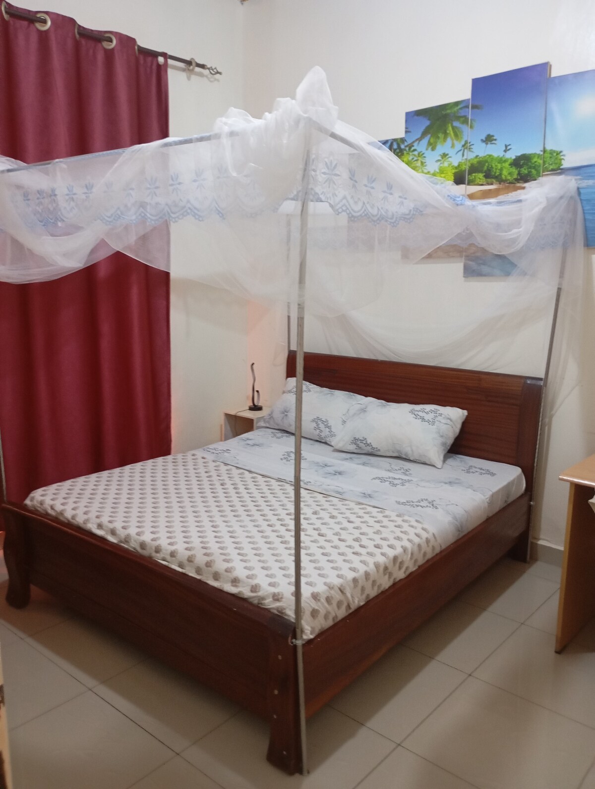 grote slaapkamer met tweepersoonsbed 2