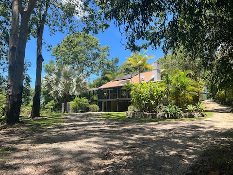 Large Deck, Private Gardens, Spacious Lush Bush