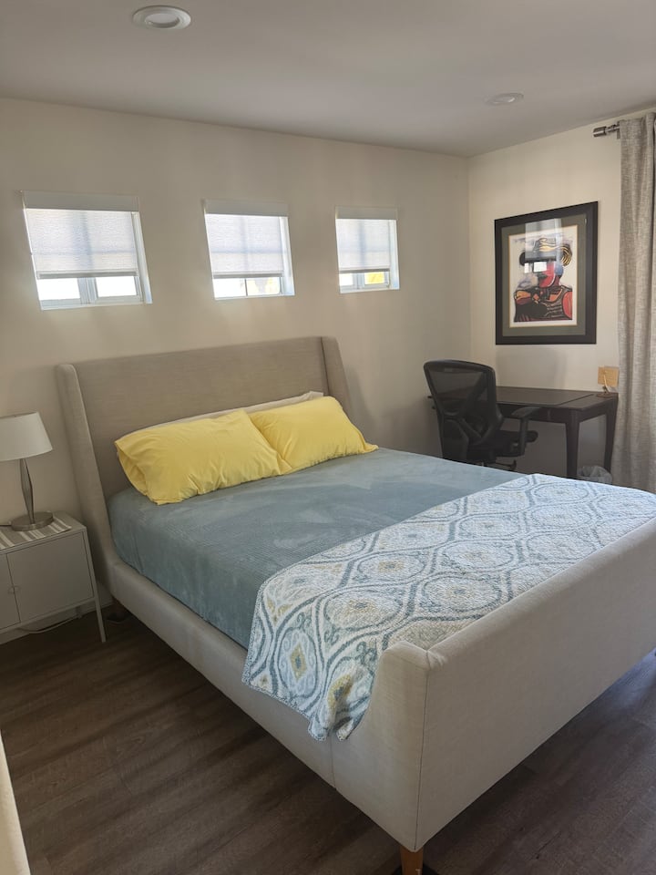 Komfortables Queensize-Bett mit vielen zusätzlichen Decken im Schrank.