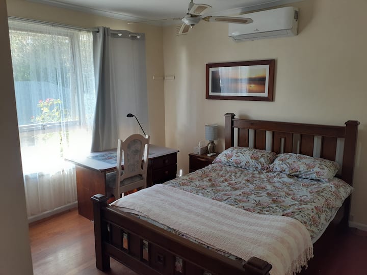 Dormitorio. Una cama doble. Colchón de buena calidad. Sistema dividido para refrigeración y calefacción.