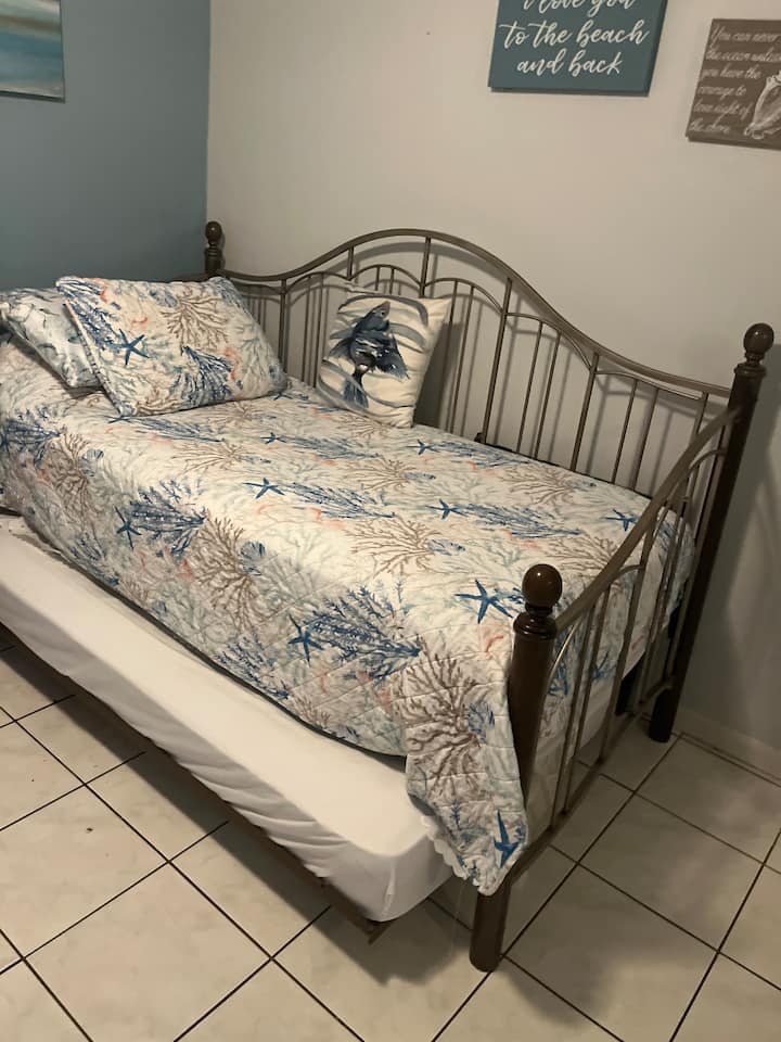 Cama nido. La tercera cama solo la puede usar un niño.