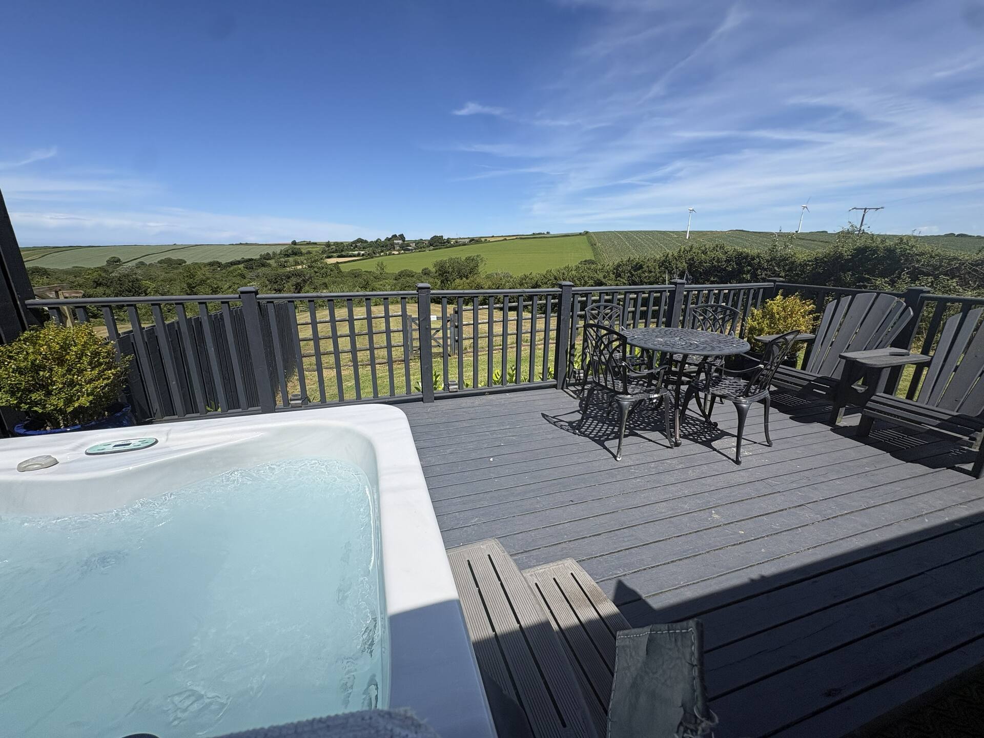 Peaceful cottage. Private hot tub. Dog friendly.