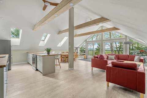 Bright Spacious Loft with Panoramic Mountain View